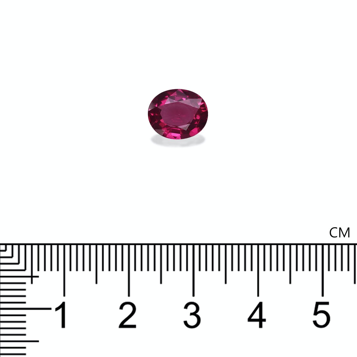 Une petite pierre précieuse rouge de forme ovale de Bonnot Paris nommée Tourmaline Cuprifère · 2,06 ct repose au-dessus d'une règle marquée en centimètres, semblant mesurer environ 2 centimètres de longueur sur un fond blanc uni.
