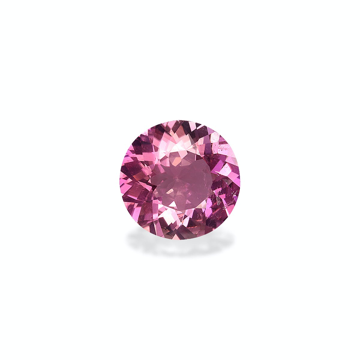 Bonnot Paris présente la Tourmaline Cuprifère, une pierre précieuse ronde facettée de 5,22 carats aux nuances de rose variées reflétant la lumière. Elle est centrée sur un fond blanc uni, projetant une ombre douce en dessous.