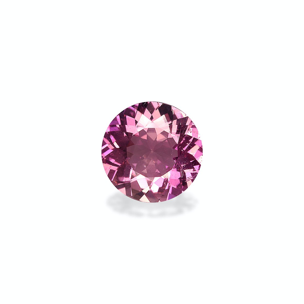 La Tourmaline Cuprifère de Bonnot Paris, pesant 5,22 ct, se présente sur un fond blanc uni comme une gemme ronde facettée de taille brillant qui scintille dans des motifs symétriques et des nuances de rose variées.
