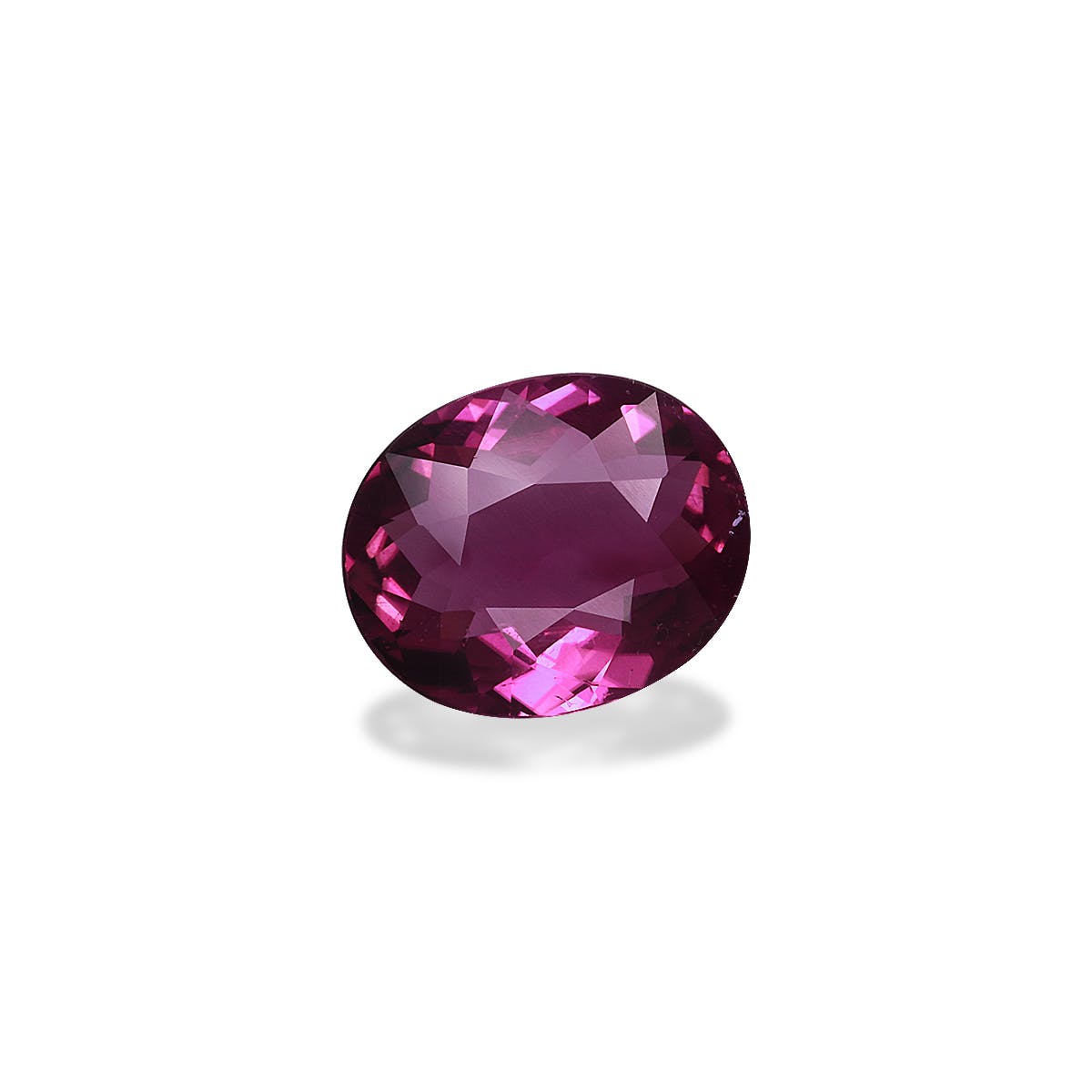 La Tourmaline Cuprifère · 2,31 ct de Bonnot Paris est une pierre précieuse de taille ovale d'un violet profond avec des surfaces facettées reflétant la lumière, sertie sur un fond blanc uni projetant une ombre subtile.
