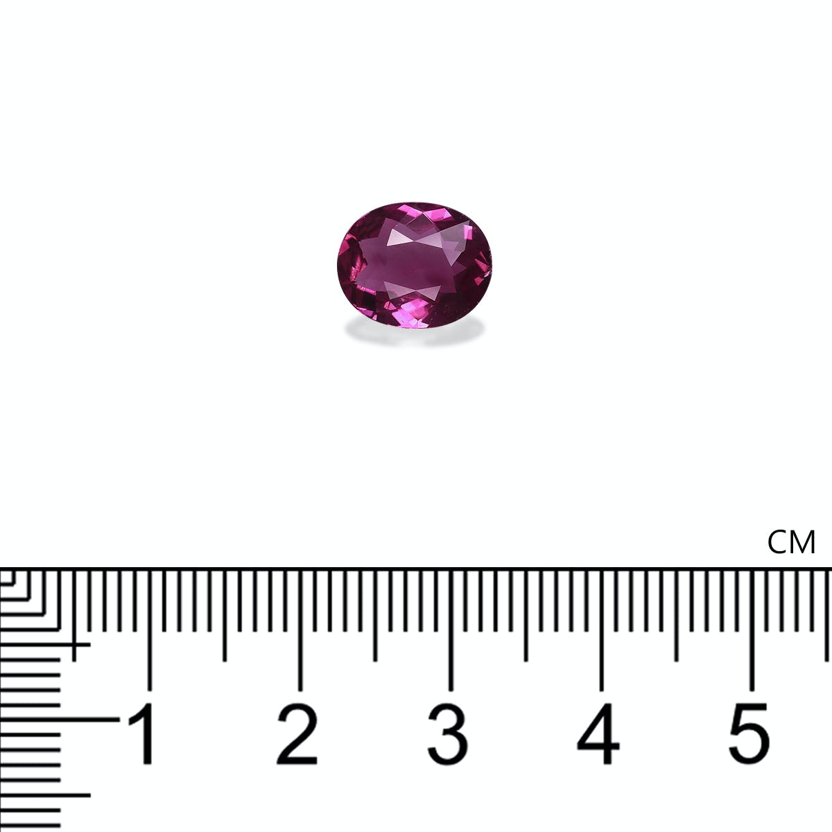 Gros plan de la Tourmaline Cuprifère · 2,31 ct de Bonnot Paris, présentant une petite pierre précieuse violette de taille ovale sur fond blanc à côté d'une règle centimétrique pour l'échelle, montrant sa taille approximative de 1,2 cm.