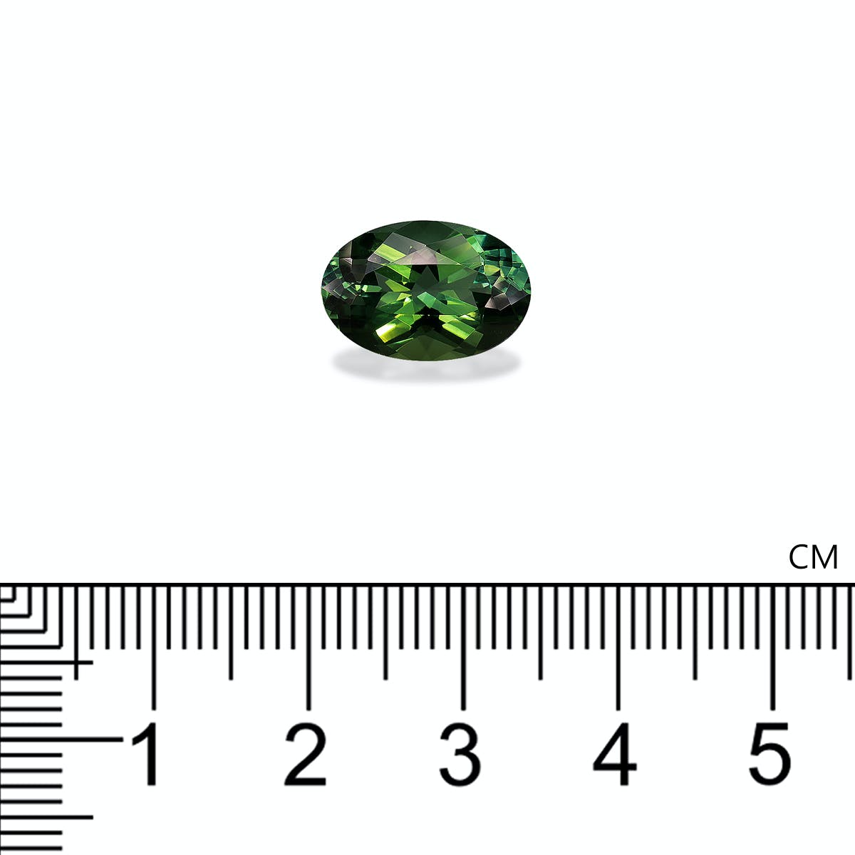 Une tourmaline verte de 4,92 carats de Bonnot Paris, ovale et verte, repose sur une surface blanche. Une règle graduée en centimètres indique que la pierre mesure un peu plus de 1 cm de long et peut atteindre 5 cm pour l'échelle.