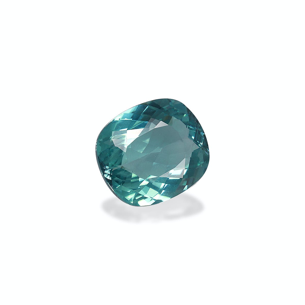 Une tourmaline paraïba bleu sarcelle facettée de 4,08 ct, taille coussin, de Bonnot Paris est positionnée en diagonale sur un fond blanc uni, mettant en valeur ses surfaces réfléchissantes et ses facettes chatoyantes.