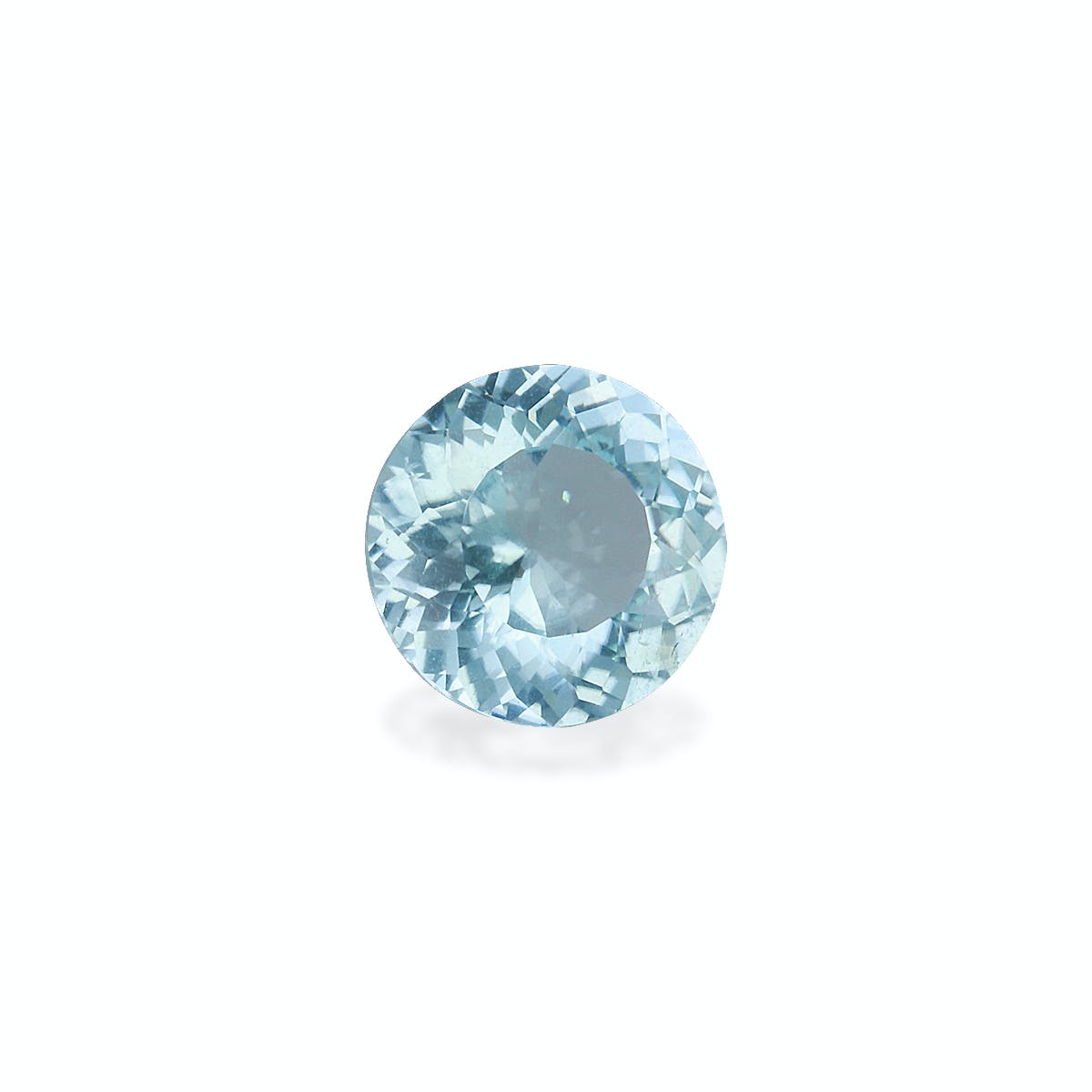Une pierre précieuse ronde facettée en Tourmaline Paraïba Bonnot Paris · 1,04 ct, sertie sur un fond blanc, met en valeur sa teinte bleu pâle avec une clarté et un éclat exceptionnels.