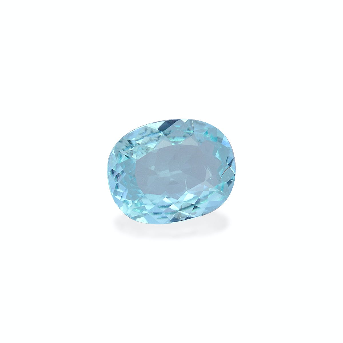 Une Tourmaline Paraïba ovale facettée de 0,92 ct de Bonnot Paris, avec une douce teinte bleu clair sur un fond blanc uni, présente une surface lisse et des facettes visibles reflétant doucement la lumière.