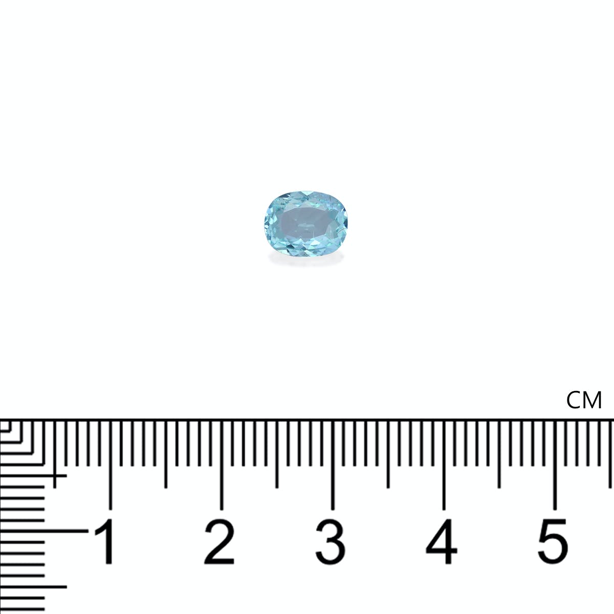 Une petite tourmaline paraïba ovale de Bonnot Paris est sertie sur un fond blanc. Sous la pierre bleue de 0,92 ct se trouve une règle graduée en centimètres, indiquant une longueur légèrement supérieure à 1 cm.