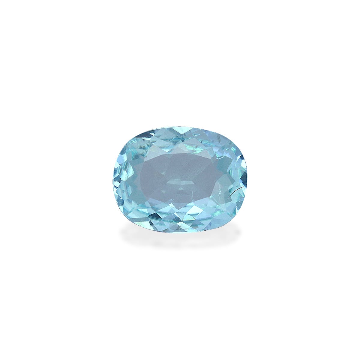 La Tourmaline Paraïba · 0,92 ct de Bonnot Paris est présentée sur un fond blanc uni. Sa forme ovale scintillante et sa teinte bleu clair captent la lumière, mettant en valeur sa clarté et son éclat.