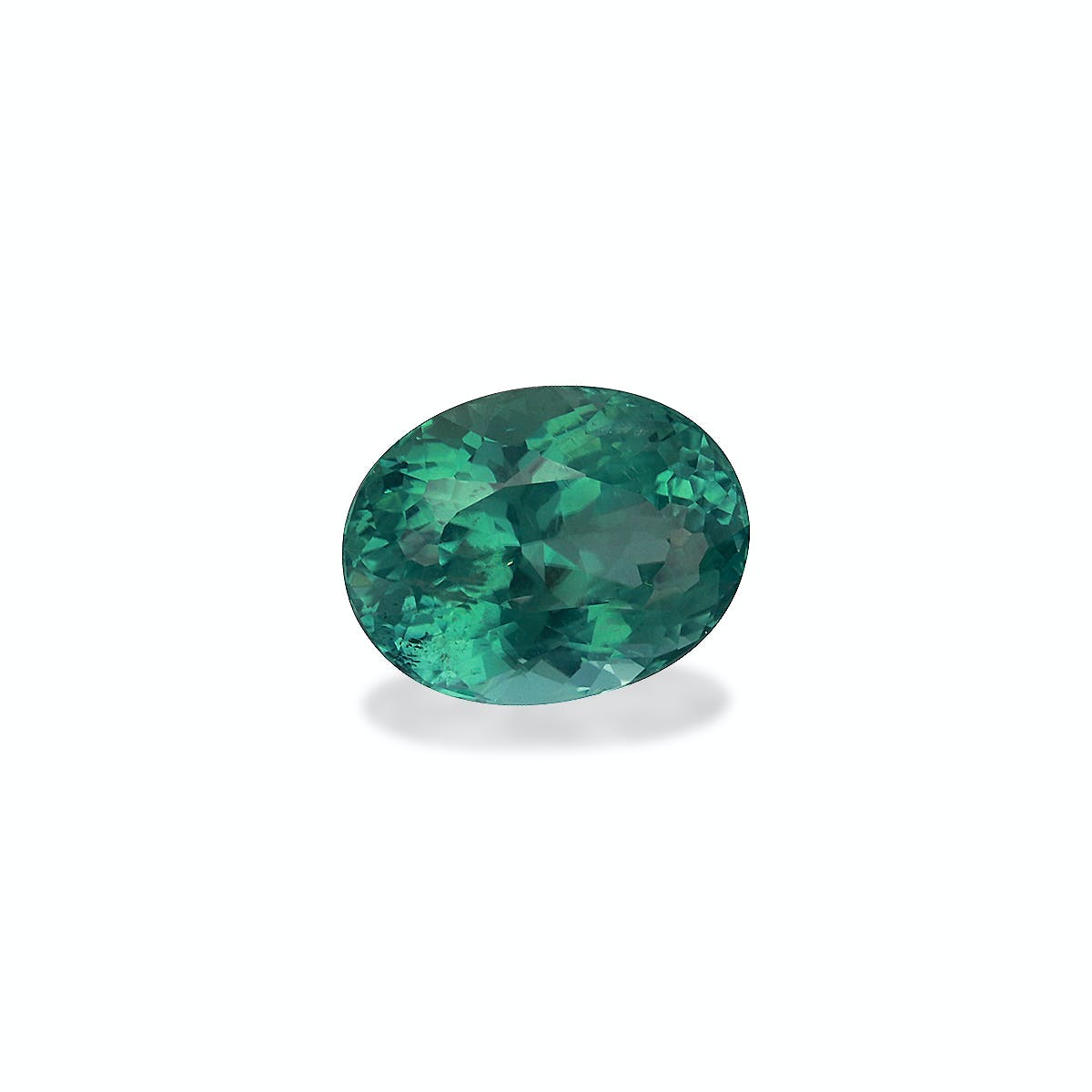 Une pierre précieuse vibrante de Tourmaline Paraïba de Bonnot Paris, pesant 3,6 ct, repose magnifiquement sur un fond blanc, présentant des facettes complexes qui reflètent la lumière.
