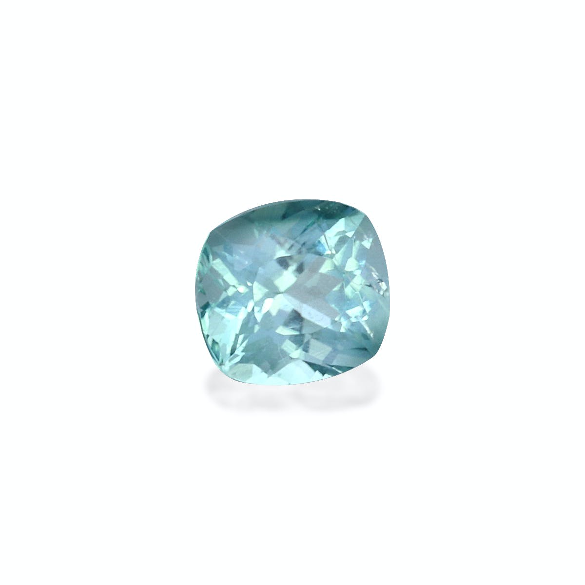Une Tourmaline Paraïba de 0,32 ct de Bonnot Paris affiche une taille coussin étincelante et une teinte bleu clair sur un fond blanc uni.