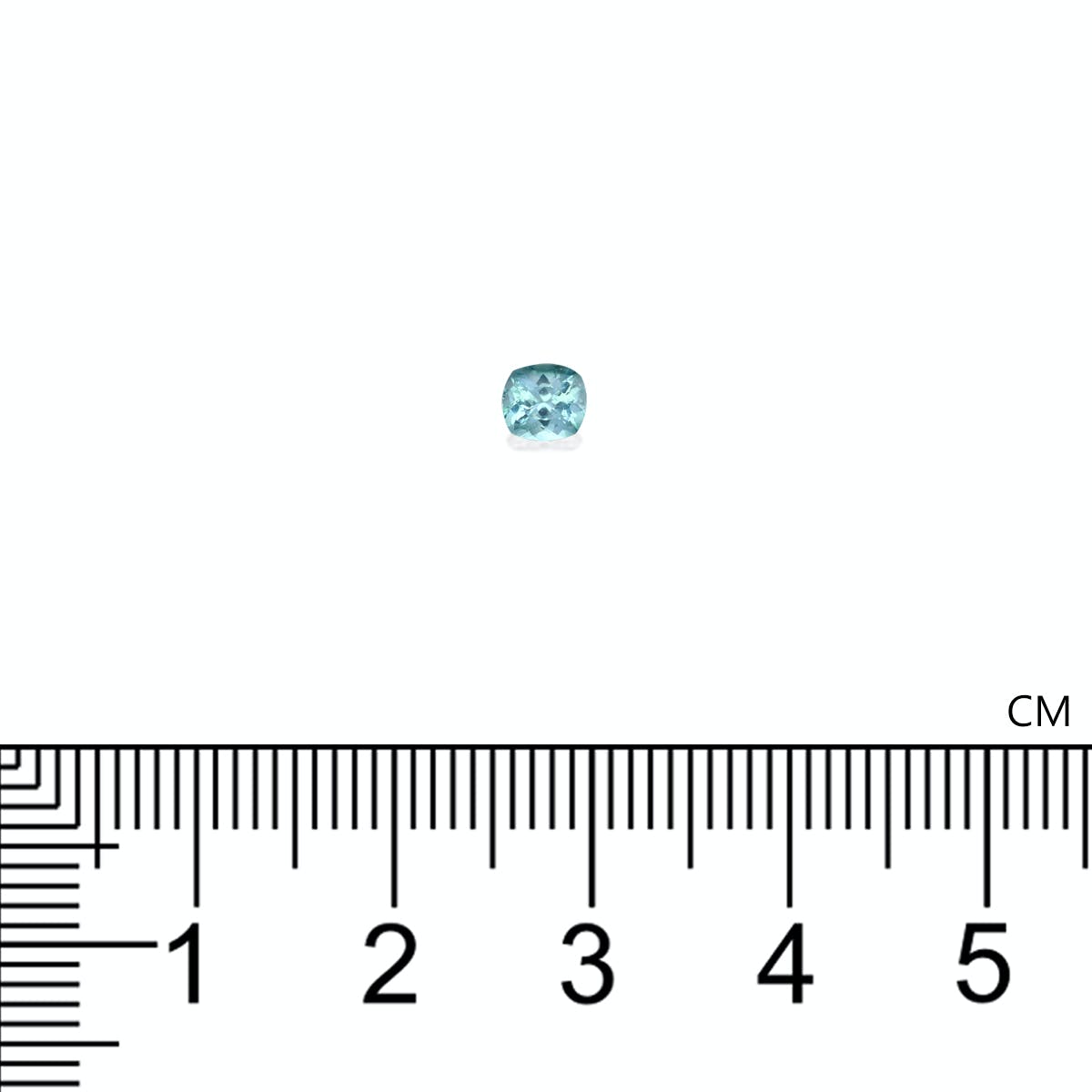 Une petite tourmaline paraïba taille carrée (0,32 ct) de Bonnot Paris, sertie sur un fond blanc et placée au-dessus d'une règle graduée en centimètres. La teinte bleu pâle de la pierre précieuse scintille de mille feux sous la lumière.