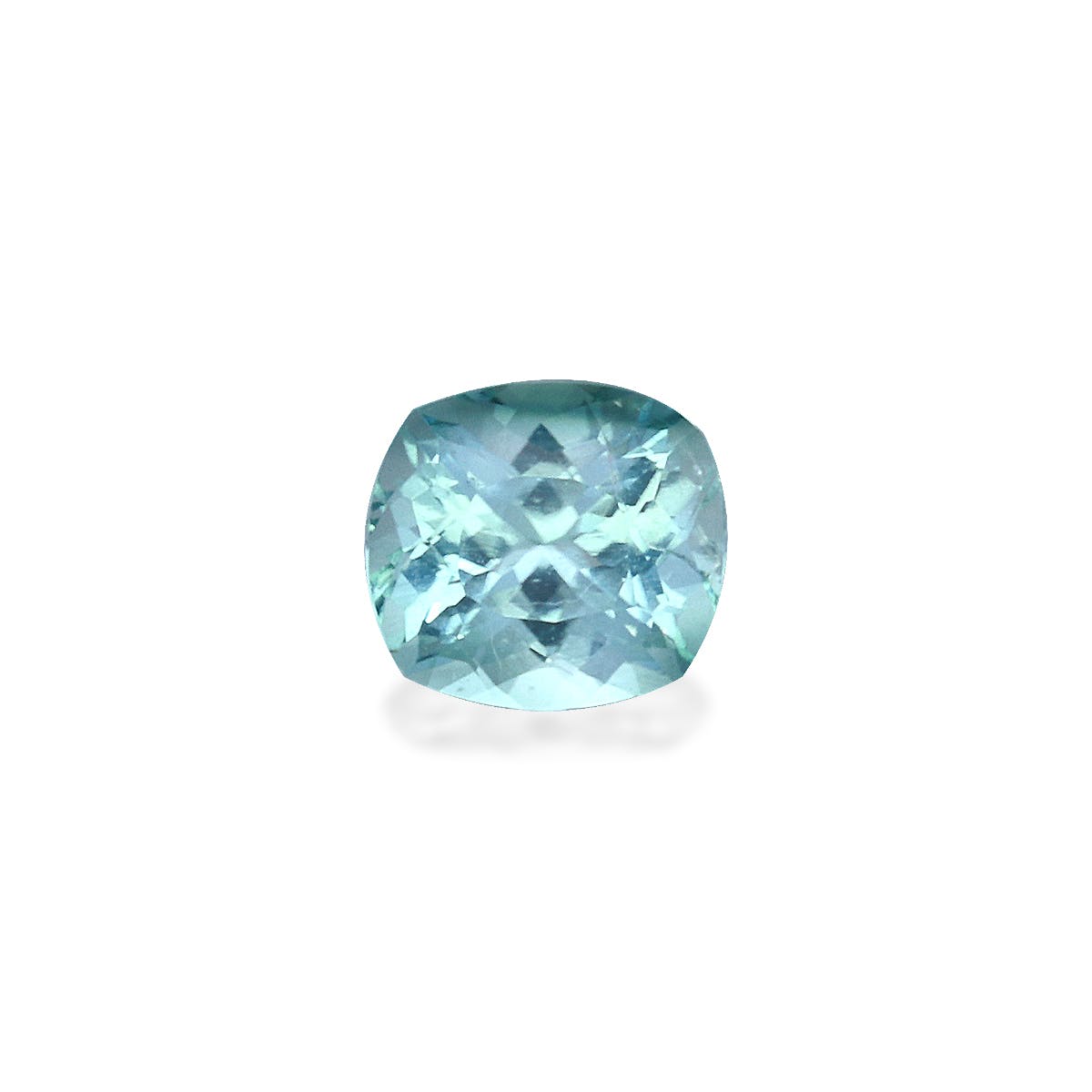 Une Tourmaline Paraïba de Bonnot Paris, pierre précieuse taille coussin de 0,32 ct, d'un bleu translucide à facettes reflétant la lumière, sertie sur un fond blanc uni.