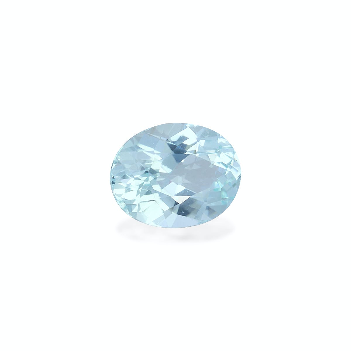 La Tourmaline Paraïba de Bonnot Paris, pesant 0,87 ct, est une pierre précieuse de taille ronde aux facettes bleu clair se reflétant brillamment sur un fond blanc uni.