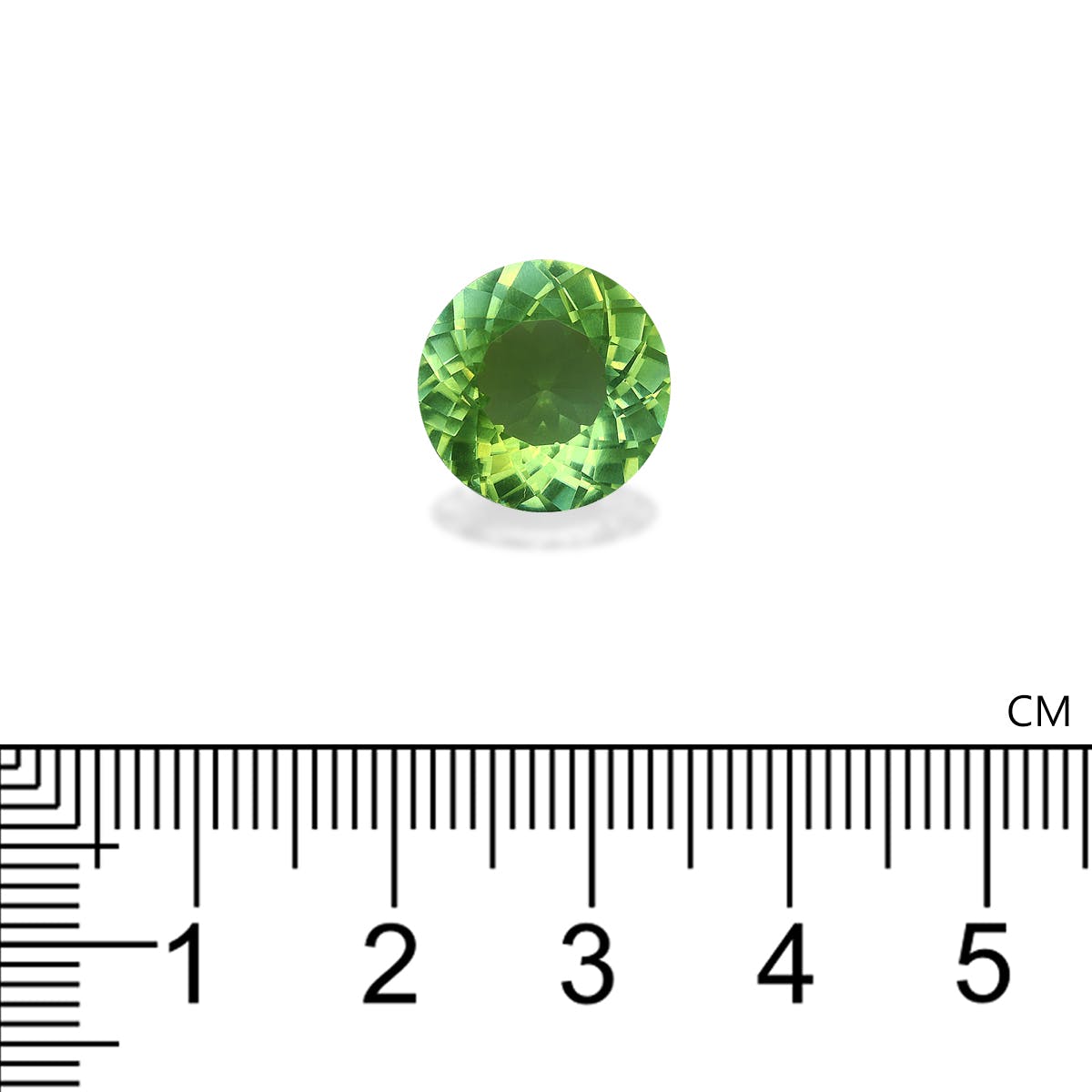 Une tourmaline paraïba ronde de 7,2 carats, créée par Bonnot Paris, repose sur une surface blanche, sous une règle, et mesure environ 1,5 cm de diamètre. Sa taille facettée reflète la lumière dans différentes nuances.