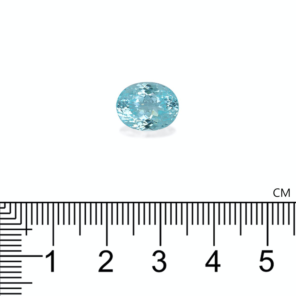 Une tourmaline paraïba bleu clair de forme ovale, provenant de Bonnot Paris, pesant 6,48 carats, est posée sur un fond blanc. Une règle graduée en centimètres, située en dessous, indique sa petite longueur d'environ 1 cm.