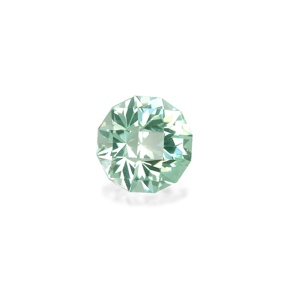 Une pierre précieuse de Tourmaline Paraïba ronde et brillamment taillée (4,15 ct) de Bonnot Paris, de couleur vert menthe avec des facettes éblouissantes, est sertie sur un fond blanc uni.