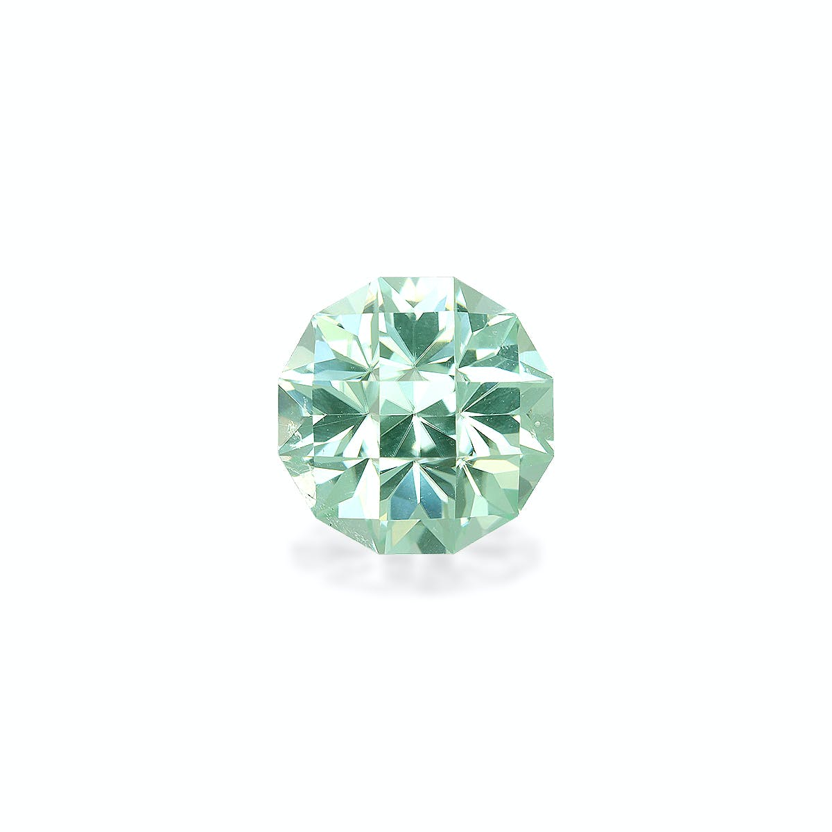 Une Tourmaline Paraïba ronde et transparente de 4,15 ct de Bonnot Paris présente des teintes vert clair et des facettes complexes qui reflètent la lumière sur un fond blanc uni.