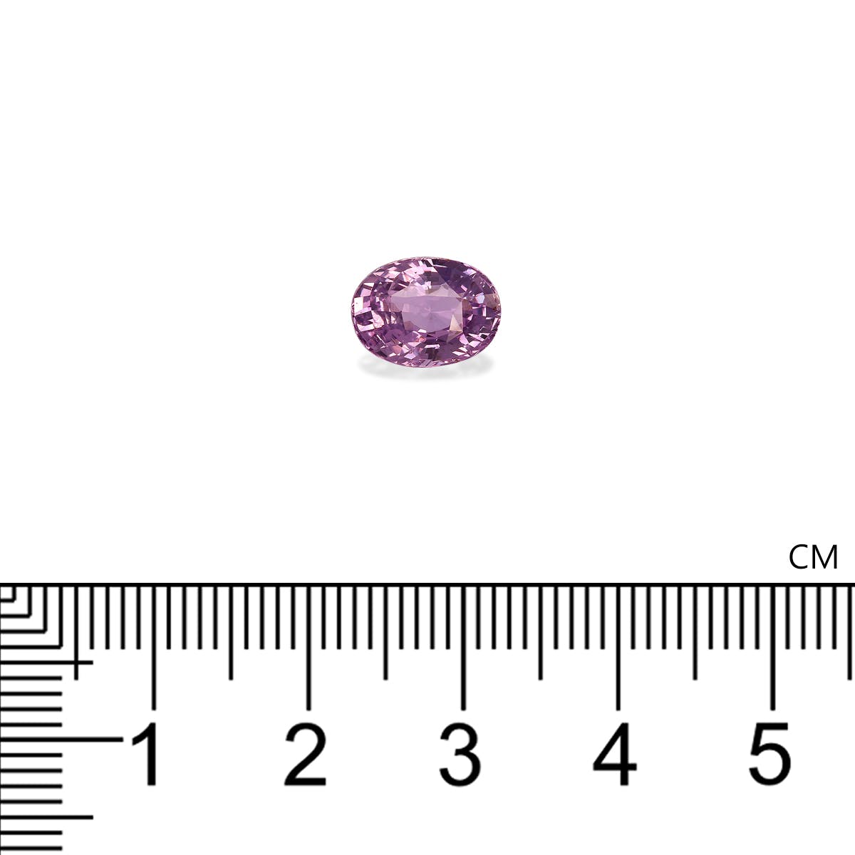 Une petite pierre précieuse rose ovale, le Saphir Violet (3,55 ct) de Bonnot Paris, est sertie sur un fond blanc avec une règle métrique en dessous en centimètres pour mettre en évidence sa taille.