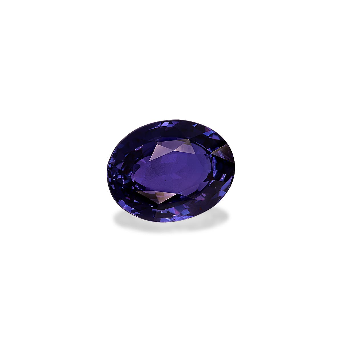 Le Saphir Violet · 3,5 ct de Bonnot Paris est une pierre précieuse violette ovale facettée avec une surface réfléchissante qui projette une ombre subtile en dessous.
