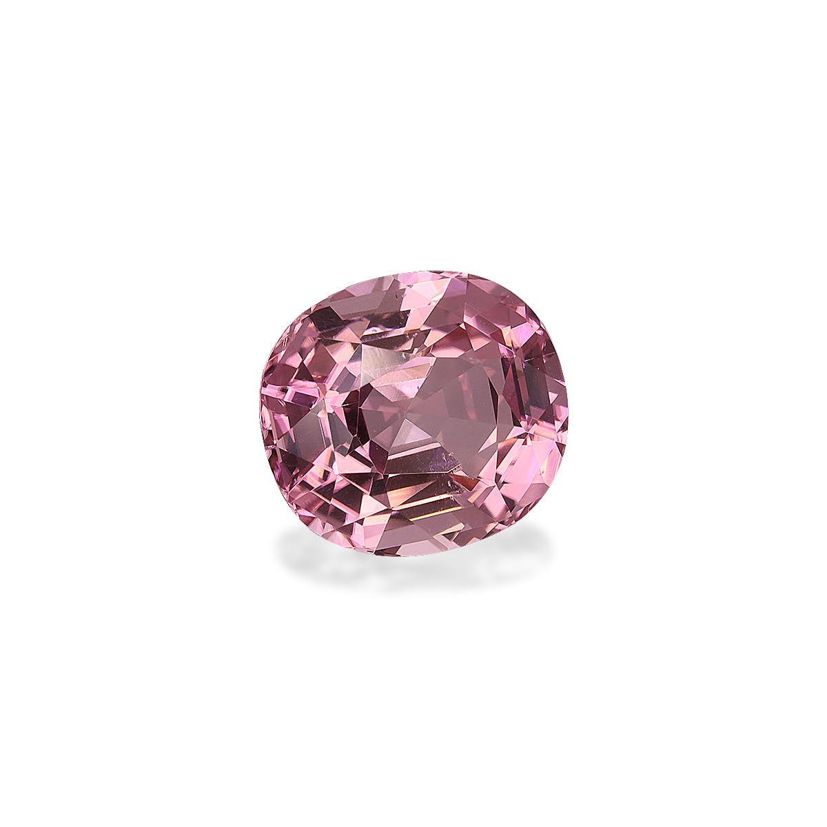 La Tourmaline Rose Bonnot Paris (6,48 ct) présente une pierre précieuse rose taille coussin étincelante avec des facettes complexes sur un fond blanc uni, mettant en valeur sa couleur vibrante et sa clarté, avec des ombres en dessous ajoutant de la profondeur.