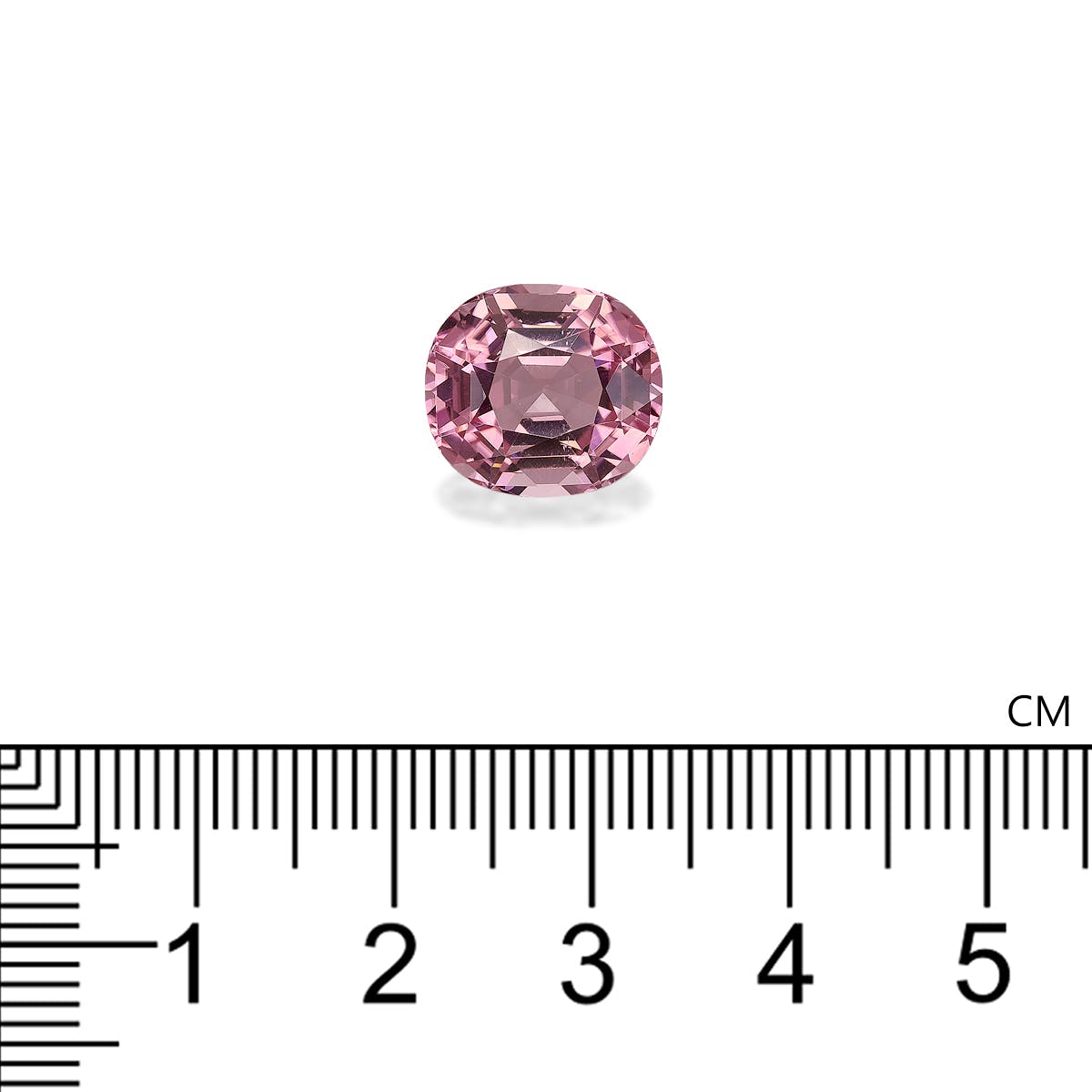 Une tourmaline rose taille coussin de 6,48 carats de Bonnot Paris se détache sur un fond blanc. Une règle graduée en centimètres en dessous indique que la pierre mesure un peu plus d'1 cm de large.