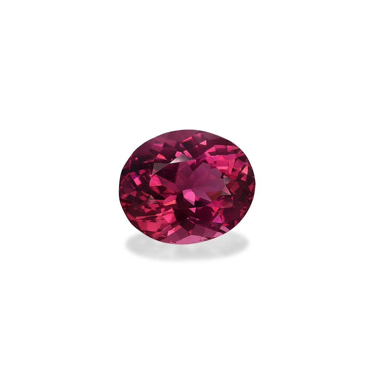 L'image met en valeur la Tourmaline Rose · 5,88 carats de Bonnot Paris, une pierre précieuse ovale rouge étincelante aux facettes complexes sur un fond blanc uni. Les ombres sous la pierre accentuent sa profondeur.