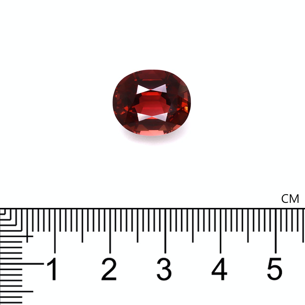 Une pierre précieuse Tourmaline Pourpre facettée de 7,68 ct de Bonnot Paris est présentée sur une surface blanche avec une règle centimétrique pour échelle, mesurant un peu plus de 1 cm de longueur et présentant une forme ovale en rouge.