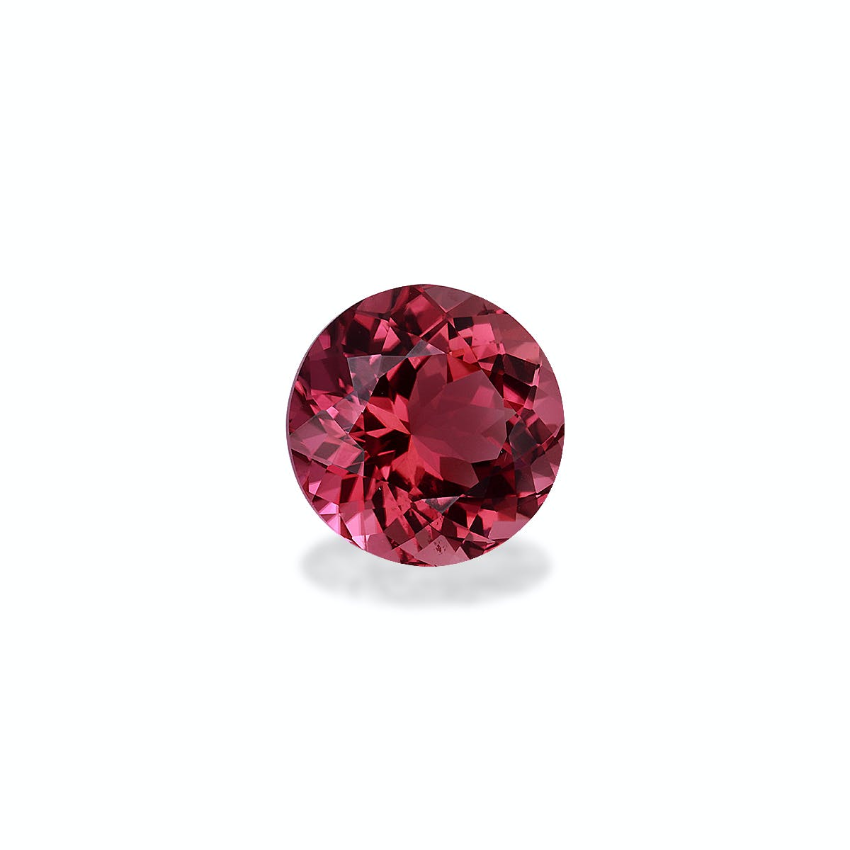La Tourmaline Rose · 6,65ct de Bonnot Paris est une pierre précieuse ronde, rouge foncé, aux multiples facettes qui reflètent magnifiquement la lumière sur un fond blanc uni, lui donnant un aspect étincelant.