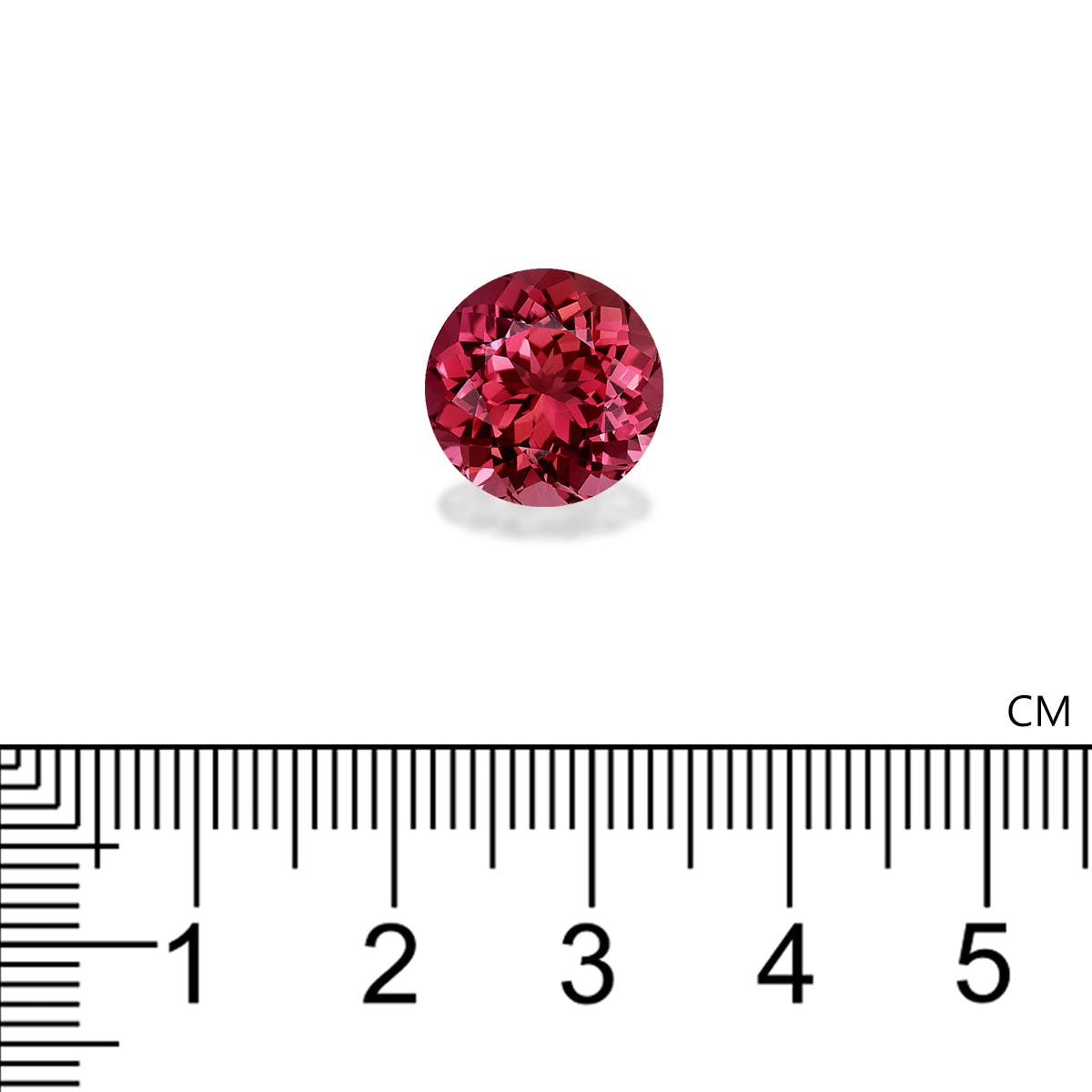 La Tourmaline Rose · 6,65ct de Bonnot Paris, une pierre précieuse rouge ronde, est présentée sur un fond blanc avec une règle centimétrique indiquant son diamètre comme inférieur à 1 cm.