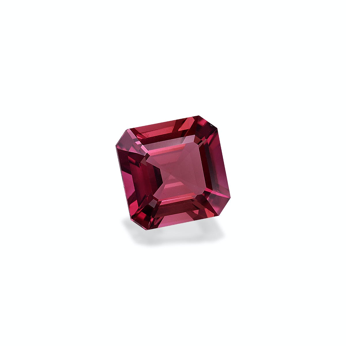 Une Tourmaline Rose de 6,58 carats de Bonnot Paris, aux facettes acérées et au design symétrique, brille sur un fond blanc uni.