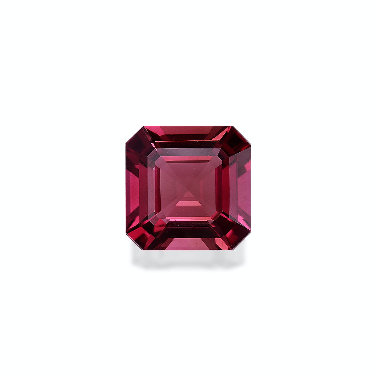 Une pierre précieuse Tourmaline Rose marron foncé de taille carrée de Bonnot Paris, 6,58 ct avec des bords biseautés, sertie sur un fond blanc uni.