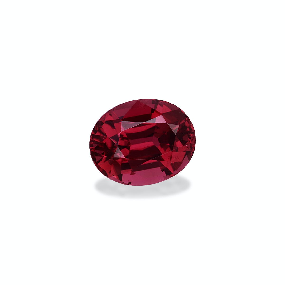 La Tourmaline Rose · 3,4 ct de Bonnot Paris, une pierre précieuse rouge brillante de taille ovale, est présentée sur un fond blanc uni.