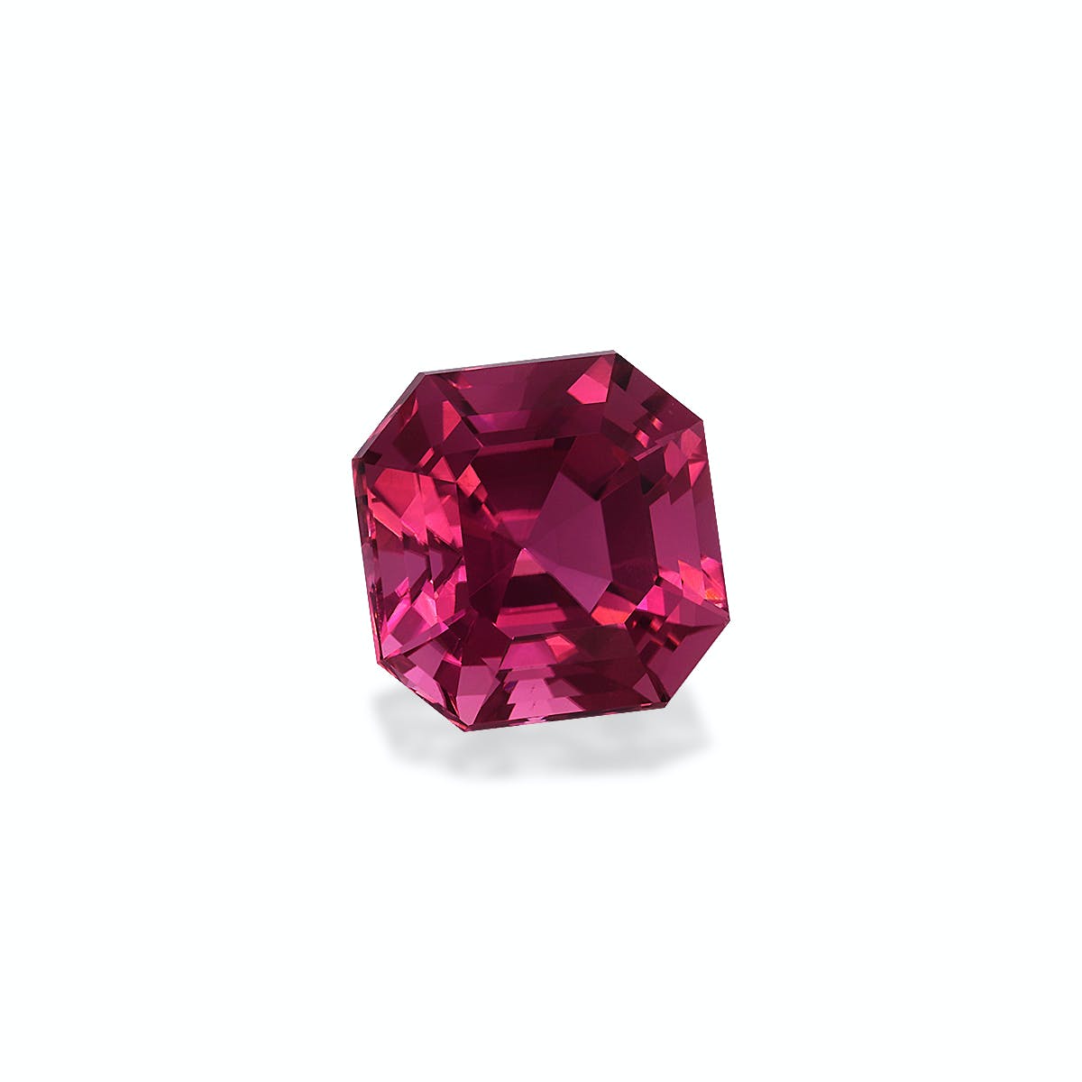 La Tourmaline Rose · 6,79ct de Bonnot Paris est une pierre précieuse rose foncé, de taille octogonale, sertie sur un fond blanc, mettant en valeur ses facettes réfléchissantes et sa couleur vibrante.