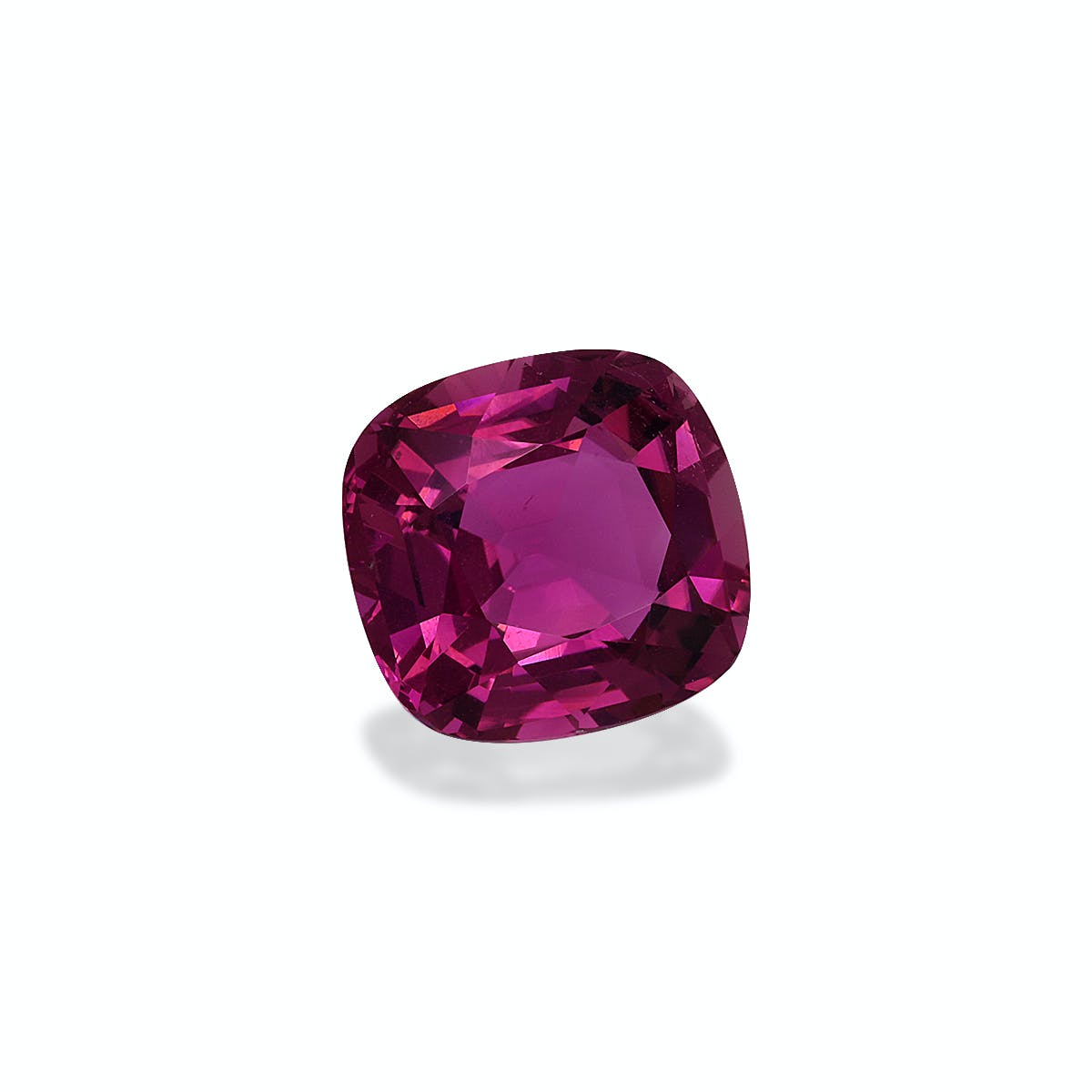 Une Tourmaline Rose taille coussin de 6,21 carats de Bonnot Paris avec une surface facettée et réfléchissante sur un fond gris clair.
