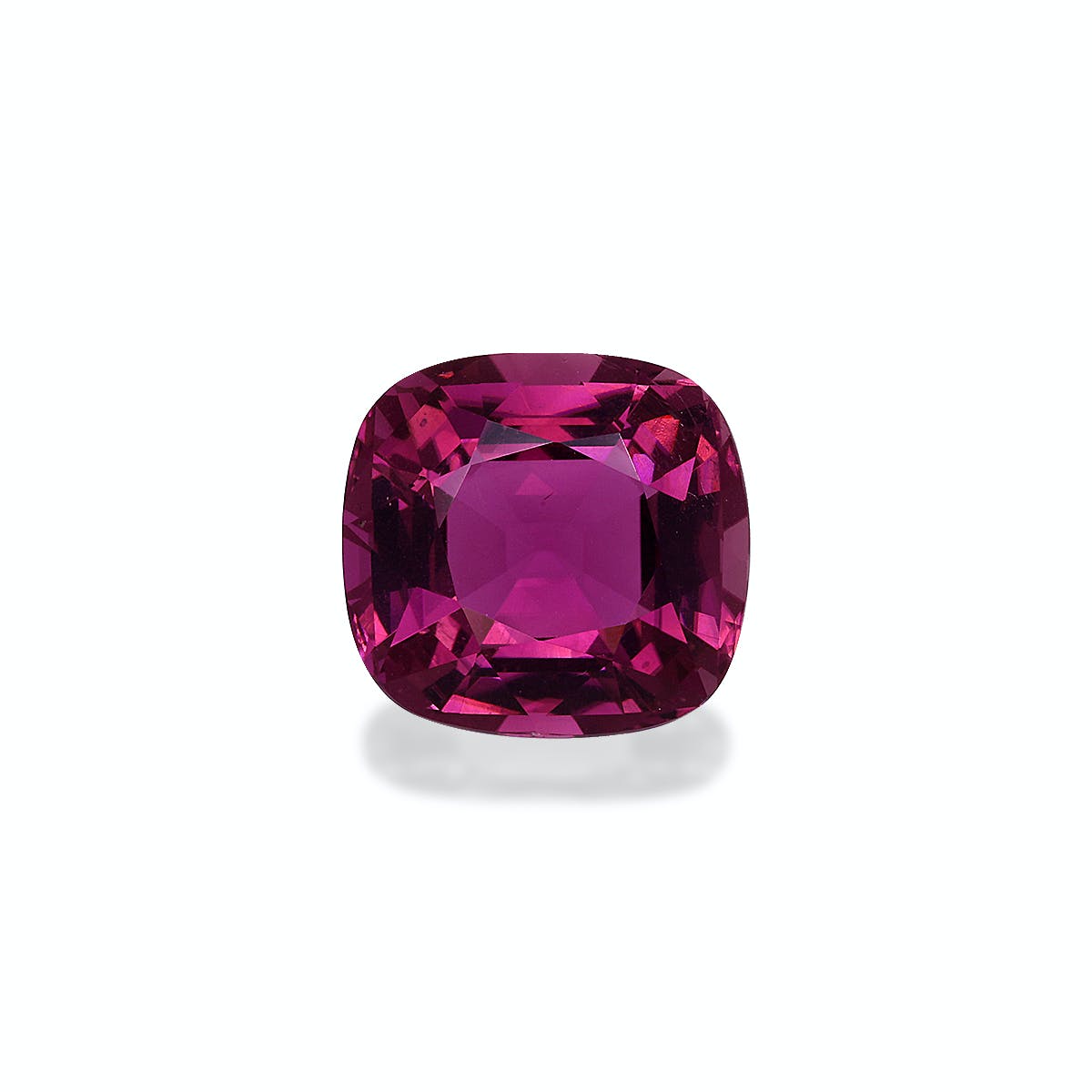 Une Tourmaline Rose vibrante, 6,21 carats, de Bonnot Paris est magnifiquement mise en valeur sur un fond blanc uni, mettant en valeur ses facettes brillantes taille coussin et sa riche couleur rose foncé.