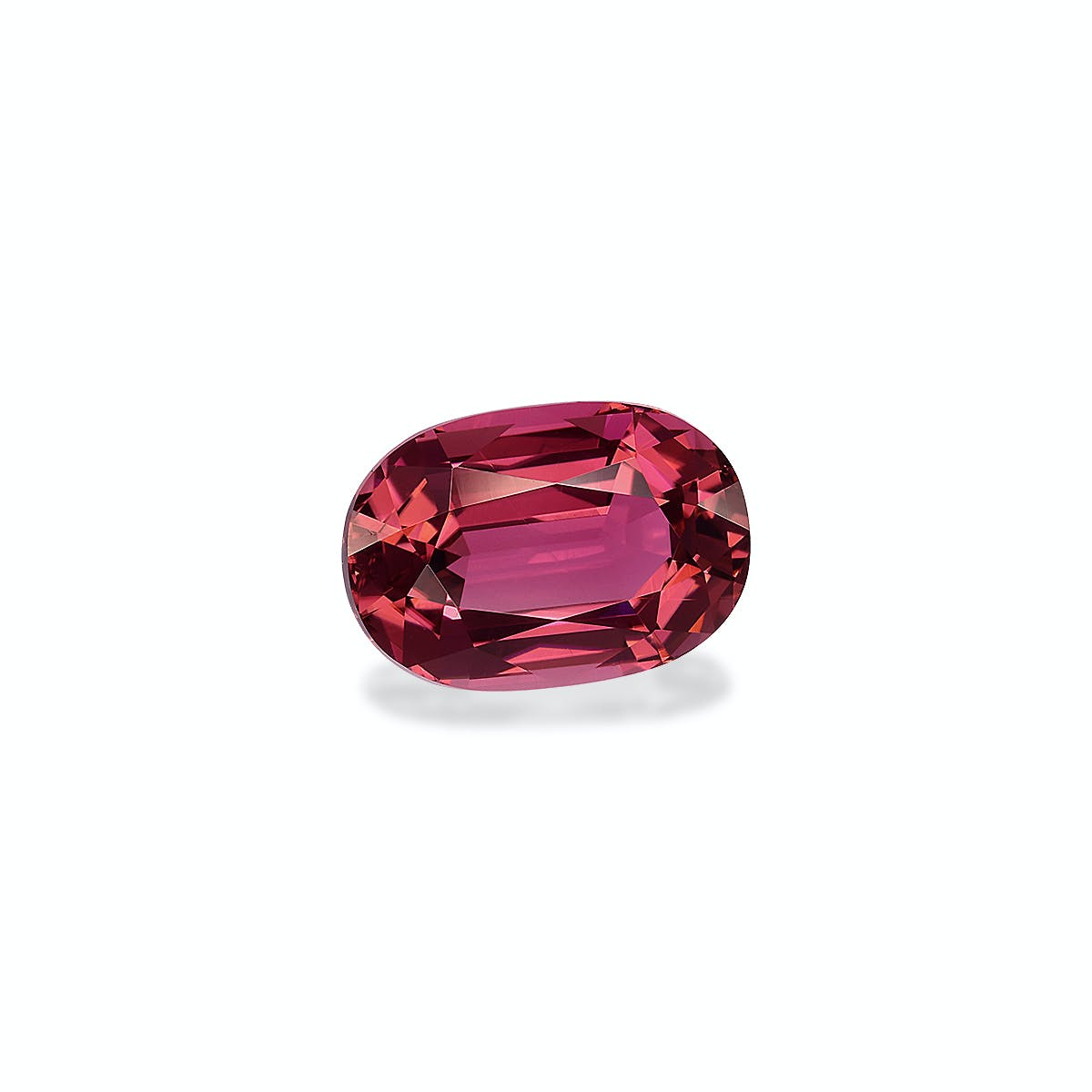 Une pierre précieuse Tourmaline Rose rouge rosé étincelante, taille ovale, de Bonnot Paris, 3,9 ct, présentée sur un fond blanc uni.