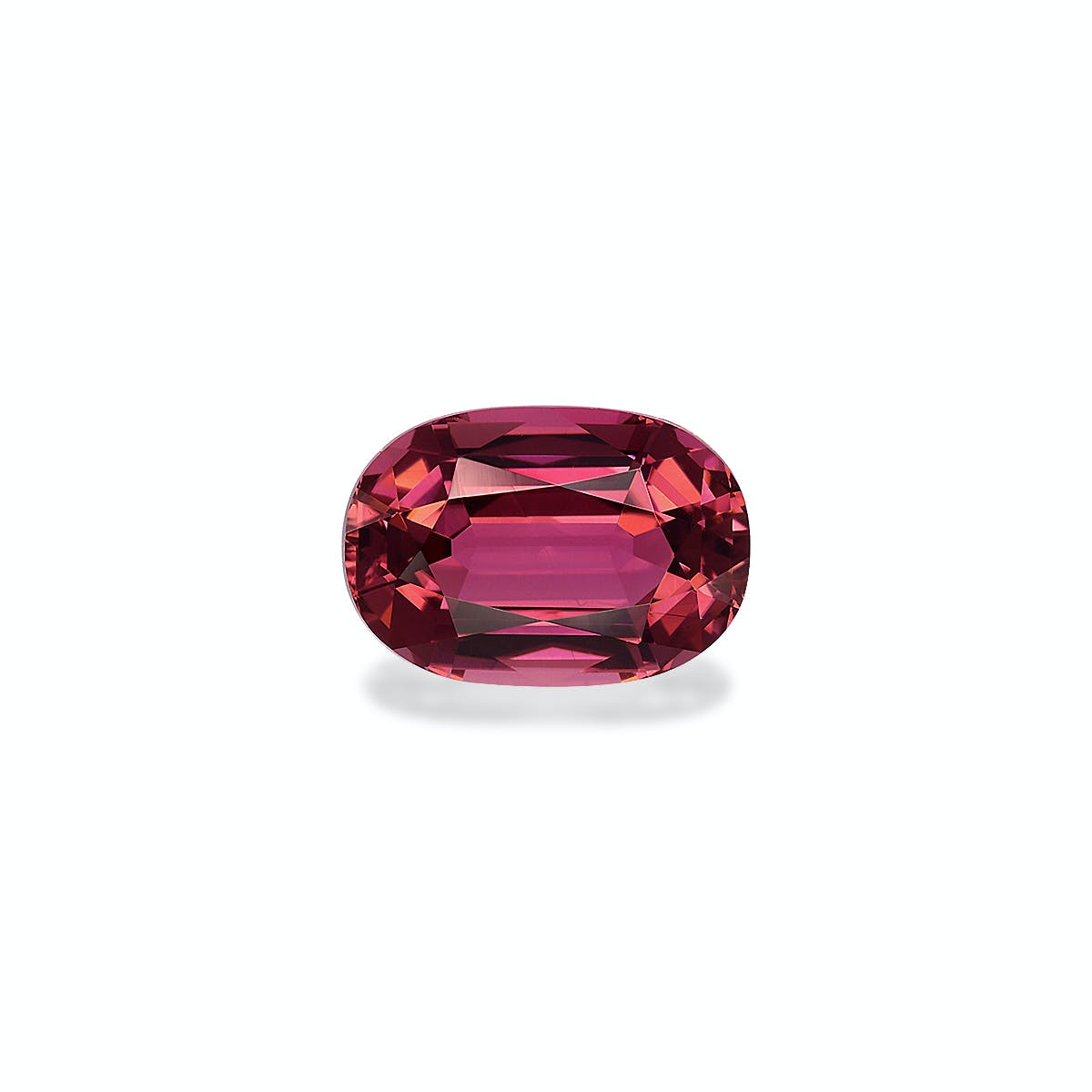 La Tourmaline Rose de 3,9 carats de Bonnot Paris, une pierre précieuse rose de taille ovale, est présentée sur un fond blanc aux reflets brillants soulignant sa surface lisse.