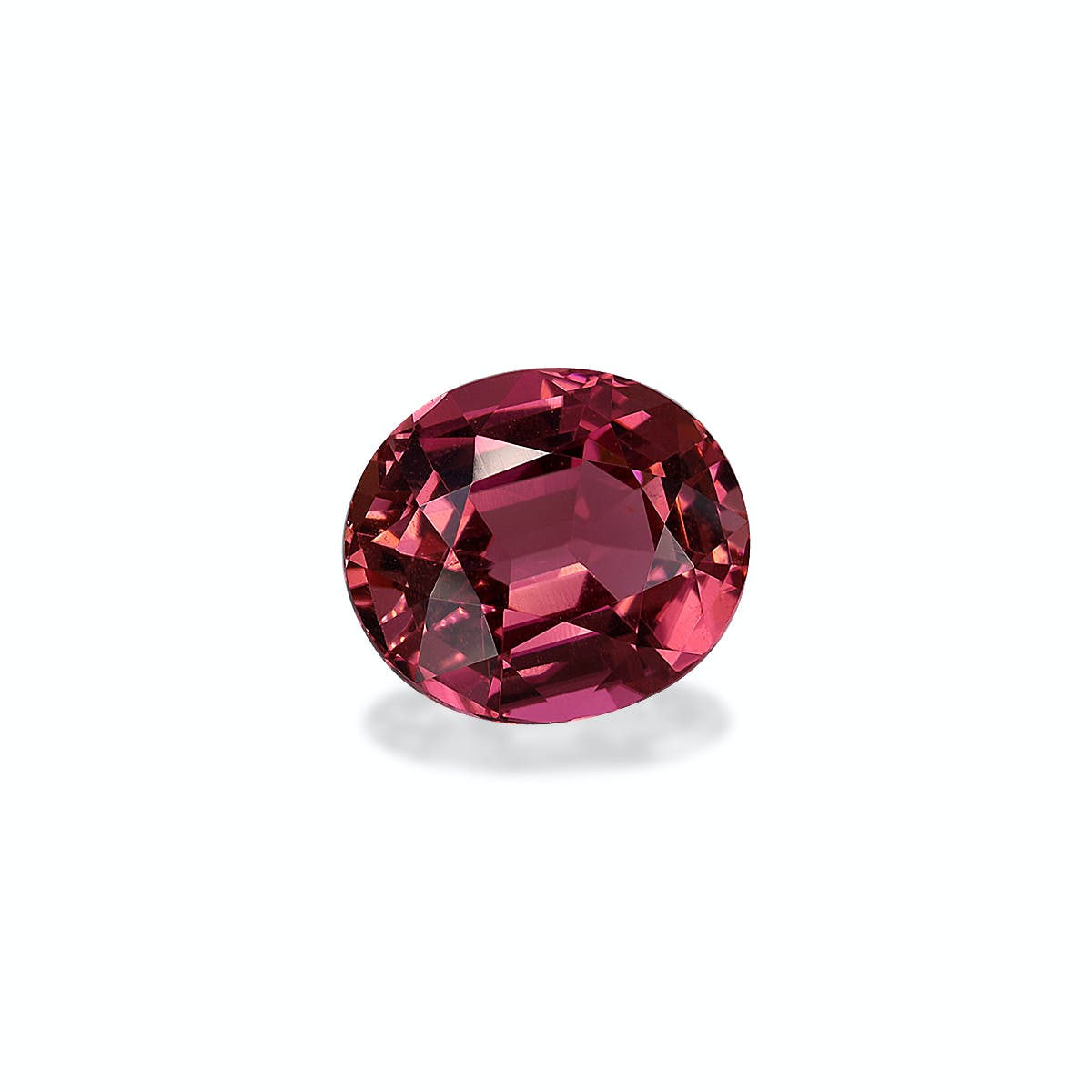 La Tourmaline Rose · 3,66 ct de Bonnot Paris est une pierre précieuse rouge de taille ovale sertie sur un fond blanc uni, avec une ombre subtile en dessous.