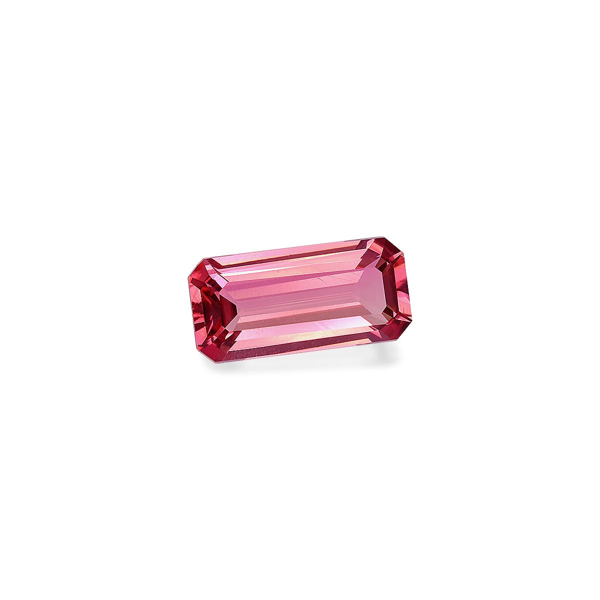 Une pierre précieuse de Tourmaline Rose rose rectangulaire facettée de Bonnot Paris, 3,95 ct aux bords biseautés, reflète la lumière sur un fond blanc uni.
