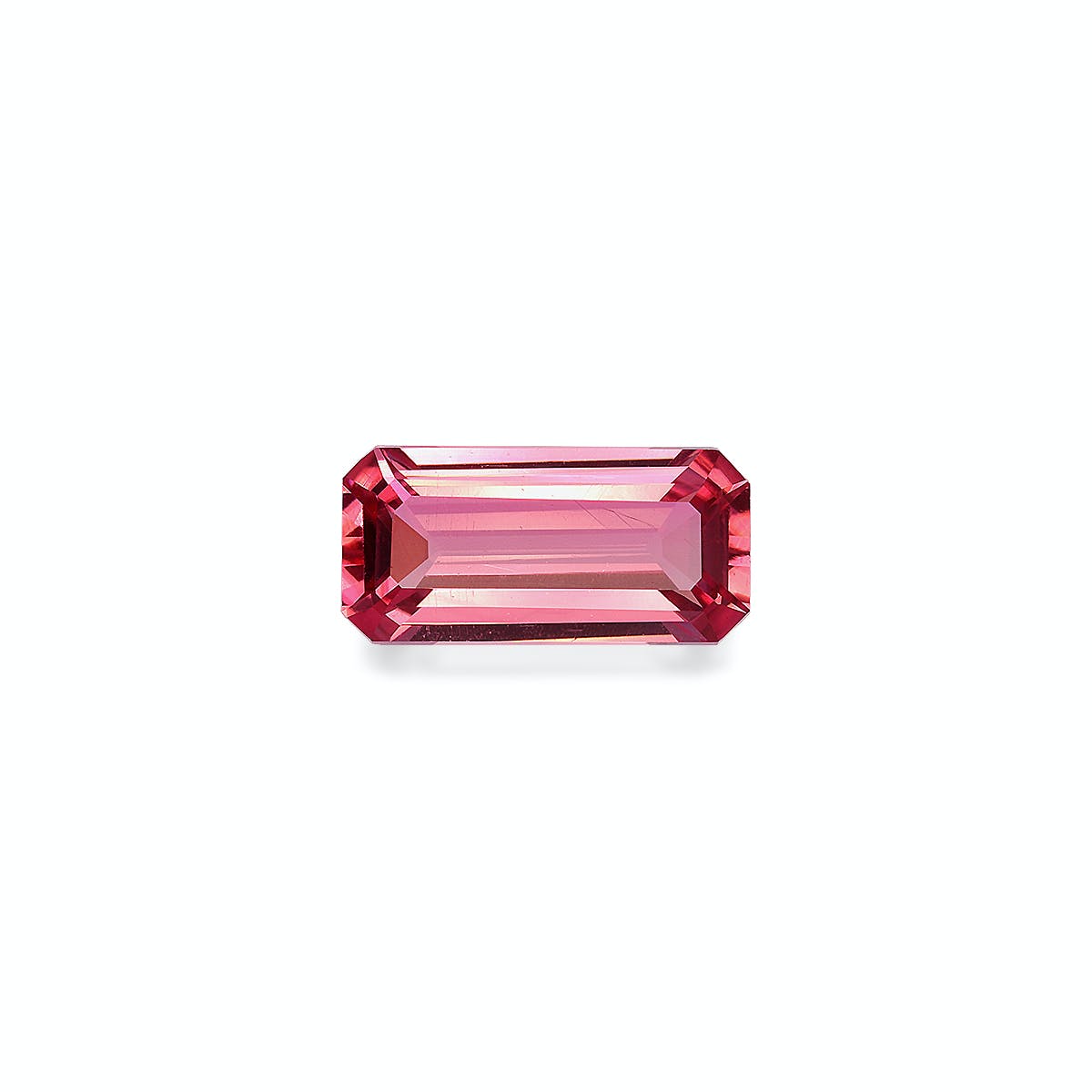 La Tourmaline Rose Bonnot Paris de 3,95 carats est une pierre rose rectangulaire aux bords biseautés, présentant un dégradé allant du rose foncé au rose clair. Sa surface brillante souligne sa clarté et se détache sur un fond blanc uni.