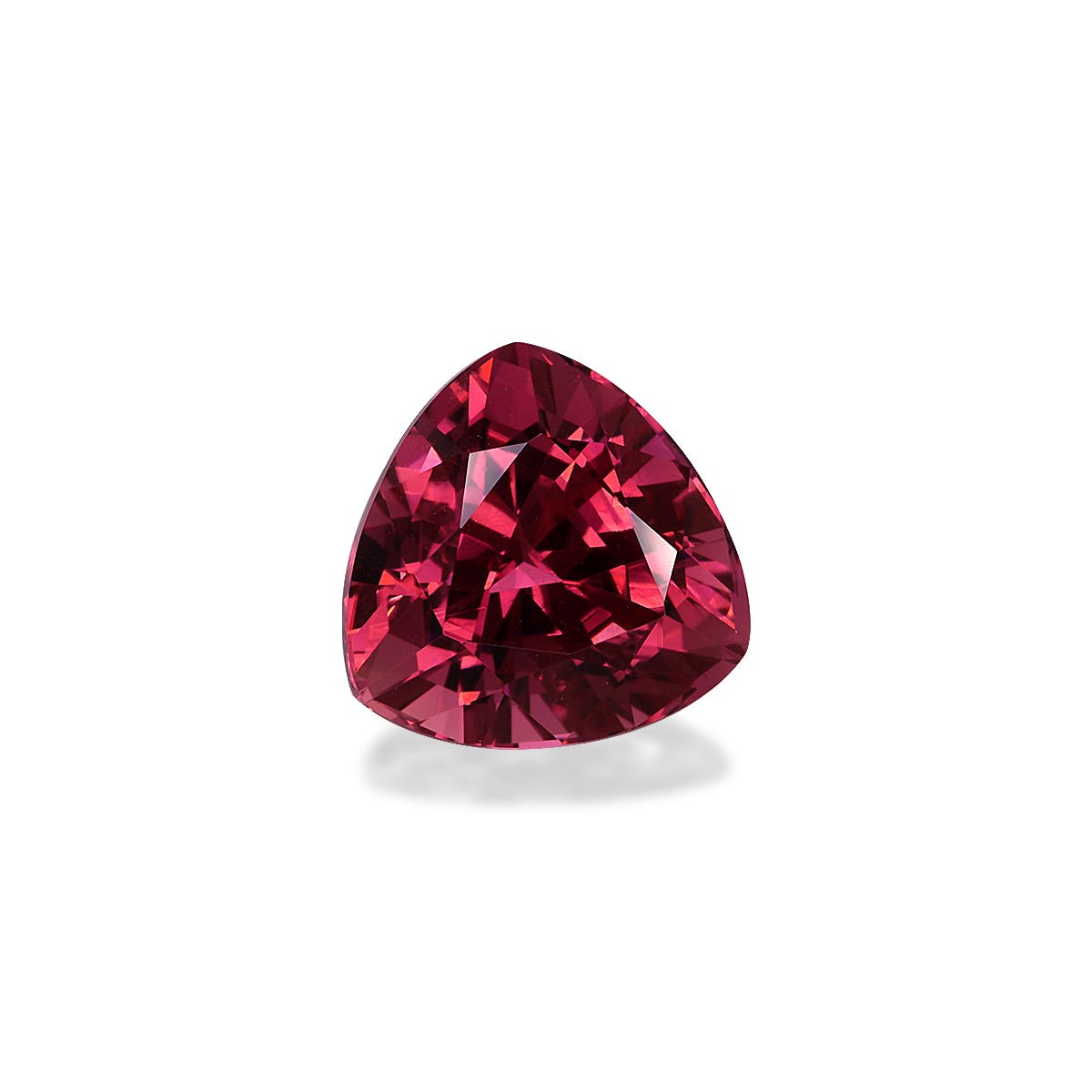 Une pierre précieuse Tourmaline Rose rouge foncé de 6,31 ct de Bonnot Paris, taille triangulaire avec des facettes réfléchissant la lumière, est présentée sur un fond blanc.