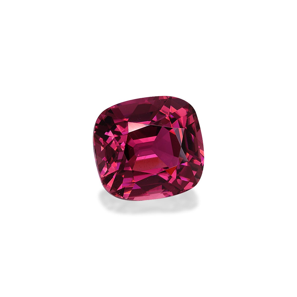 La Tourmaline Rose de 5,96 carats de Bonnot Paris est une pierre précieuse rose vif, taille coussin, aux multiples facettes qui captent la lumière. Polie, elle offre une couleur claire et éclatante sur un fond blanc uni.