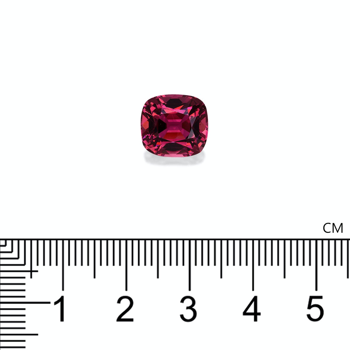 Une Tourmaline Rose Bonnot Paris (5,96 ct), taille coussin et rose, est présentée sur un fond uni au-dessus d'une règle graduée en centimètres, mesurant environ 1,5 cm de large.