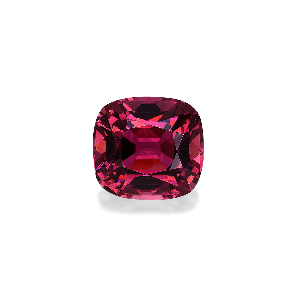 Sur un fond blanc uni, la Tourmaline Rose (5,96 ct) de Bonnot Paris affiche sa taille coussin carrée aux facettes rouge profond, mettant en valeur ses motifs et reflets complexes.