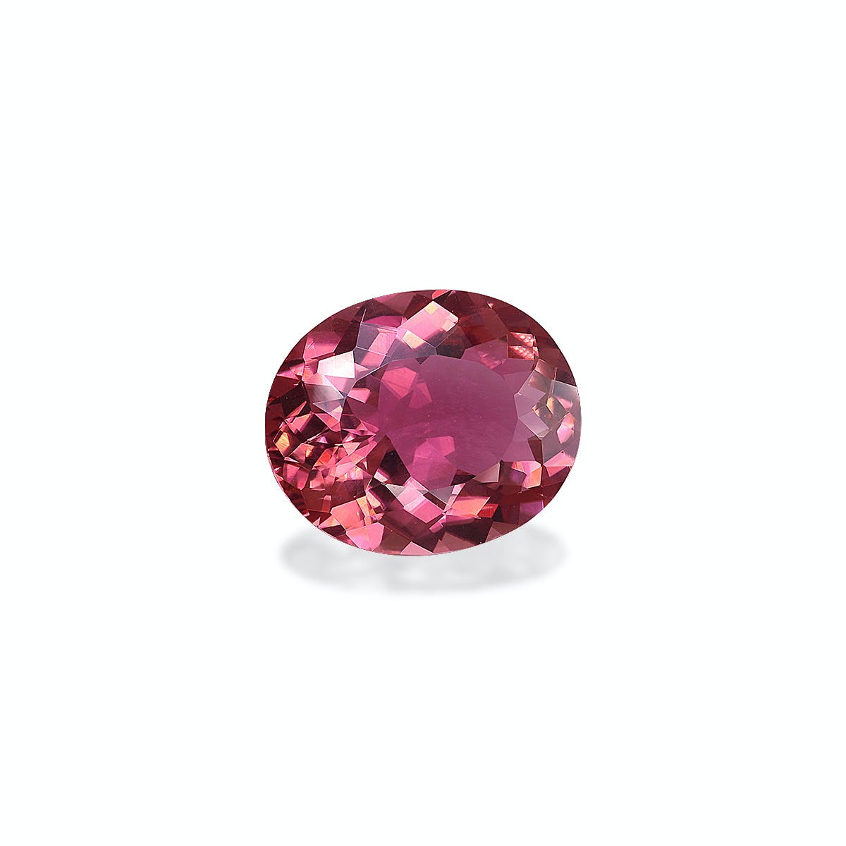 La Tourmaline Rose Bonnot Paris (4,88 ct) est une pierre précieuse rose facettée de forme ovale sertie sur un fond blanc uni, accentuant sa couleur vibrante et sa surface réfléchissante.