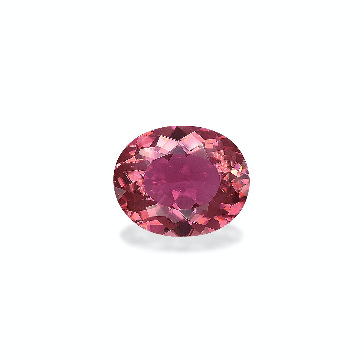 La Tourmaline Rose · 4,88 ct de Bonnot Paris présente une pierre précieuse rose rougeâtre à facettes, de taille ovale, présentée sur un fond blanc uni, mettant en valeur ses facettes complexes et sa couleur vibrante.