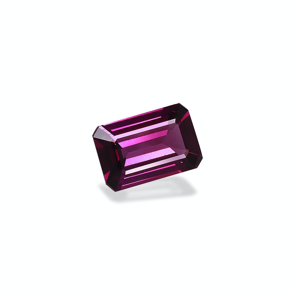 Le Grenat Umbalite de Bonnot Paris est une pierre précieuse taille émeraude de 2,66 carats, d'un violet profond, à la finition brillante sur fond blanc uni. Ses facettes reflètent magnifiquement la lumière, créant un effet lumineux.