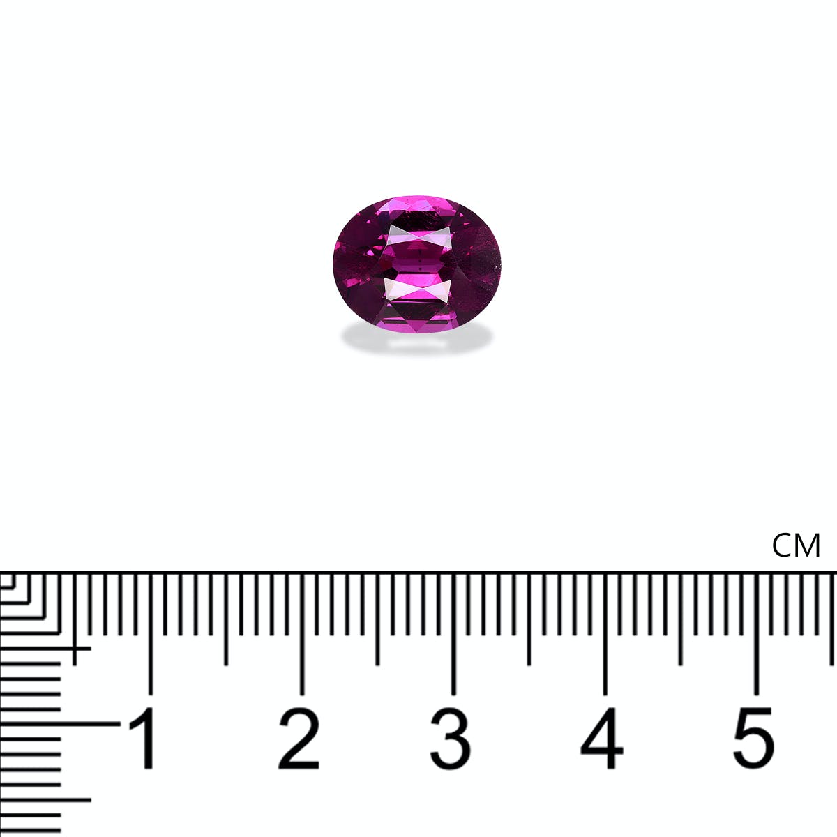 Une Grenat Umbalite rose foncé de 4,41 ct de Bonnot Paris est sertie sur un fond blanc avec une échelle centimétrique noire en dessous, indiquant la largeur de la pierre précieuse d'environ 1 cm.