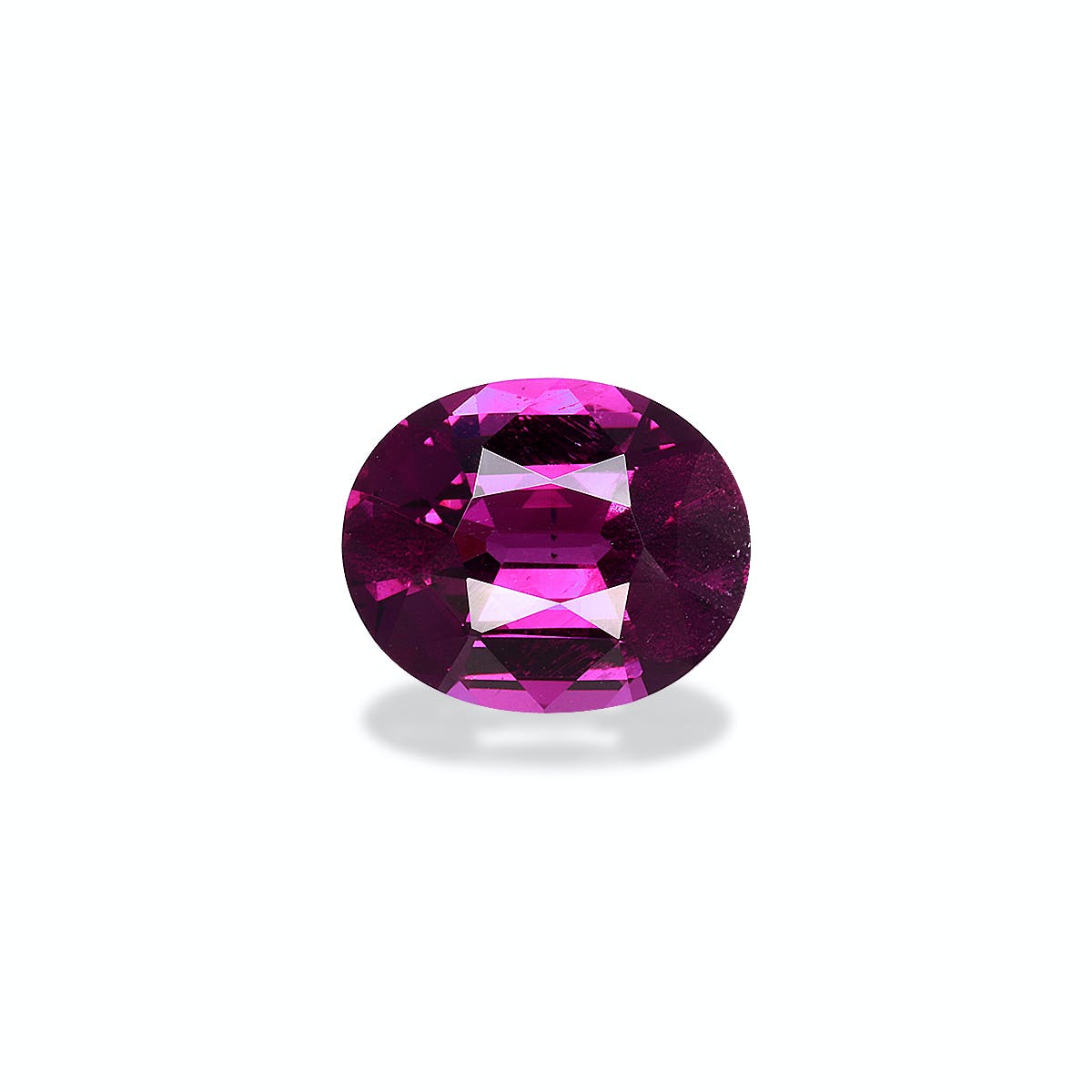 Une pierre précieuse Grenat Umbalite de 4,41 ct de Bonnot Paris, facettée dans une forme ovale avec une riche couleur rose-violet, repose sur un fond gris clair projetant une ombre subtile.