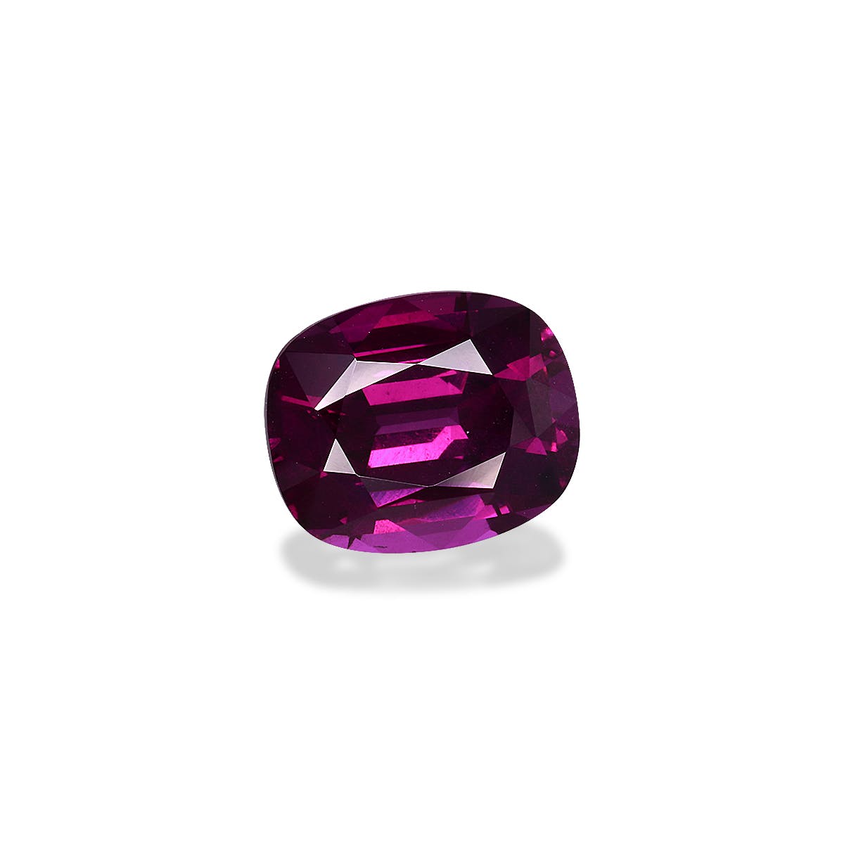 Le Grenat Umbalite de Bonnot Paris est une pierre précieuse taille coussin de 5,28 ct de couleur magenta foncé, avec des facettes réfléchissant la lumière créant un éclat vibrant, sur fond blanc uni.