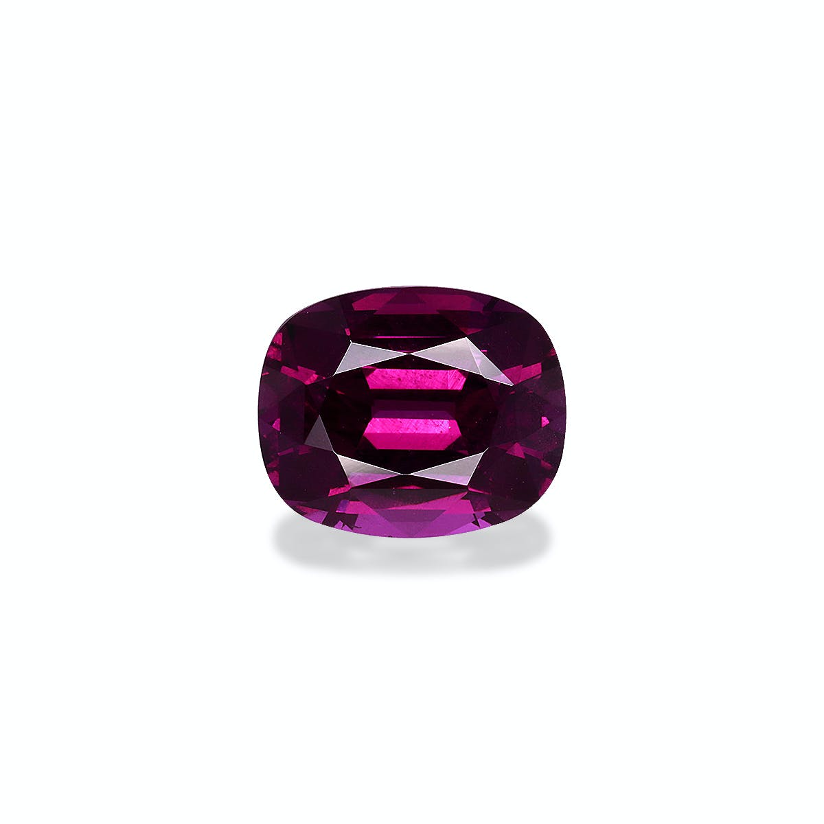 L'Umbalite Grenat de 5,28 carats, une pierre précieuse taille coussin de Bonnot Paris, est mise en valeur sur un fond blanc uni. Sa teinte violet profond et sa clarté sont mises en valeur par la lumière captant les facettes.
